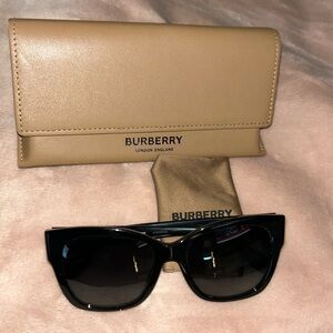 Preloved BURBERRY B4345 Women’s Black Sunglasses and sunglasses case